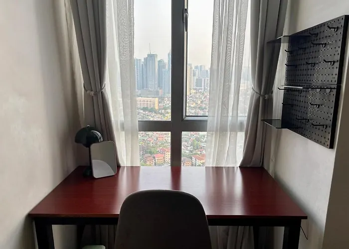 In Mandaluyong With Bgc Skyline * Manila