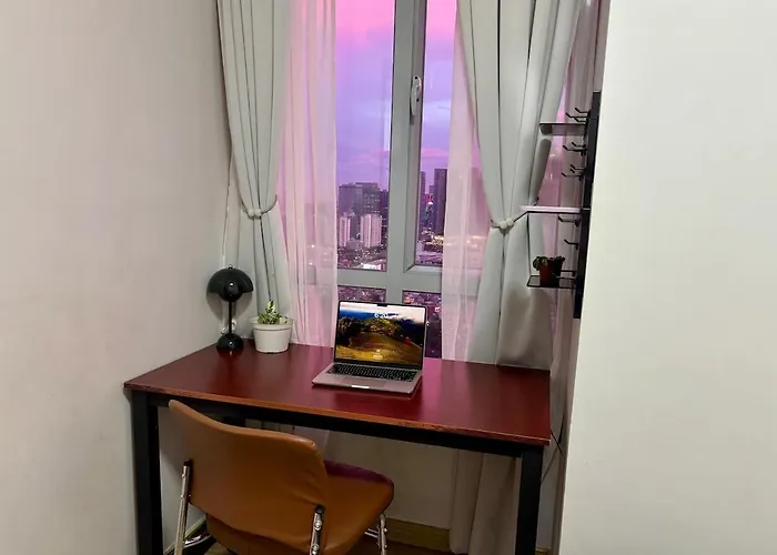 In Mandaluyong With Bgc Skyline * Manila