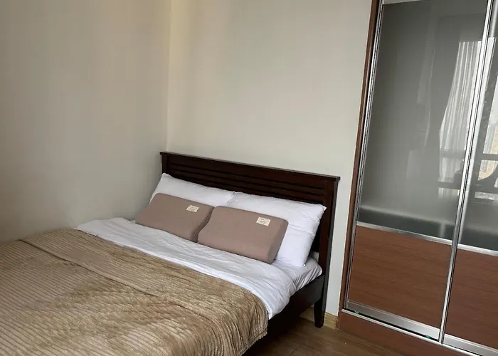 In Mandaluyong With Bgc Skyline Apartment