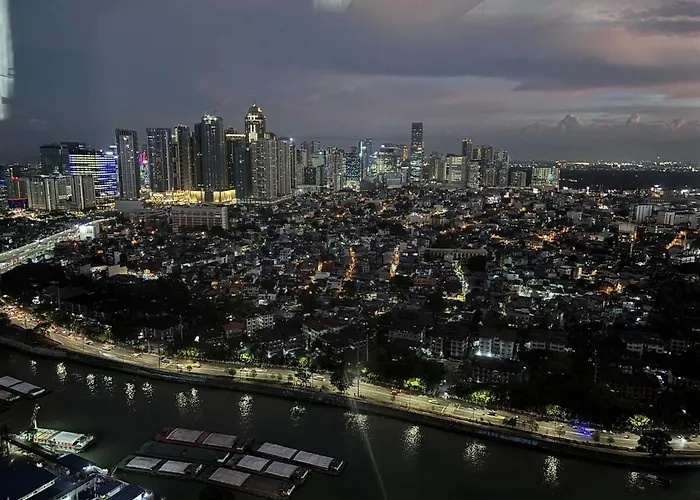 In Mandaluyong With Bgc Skyline Apartment